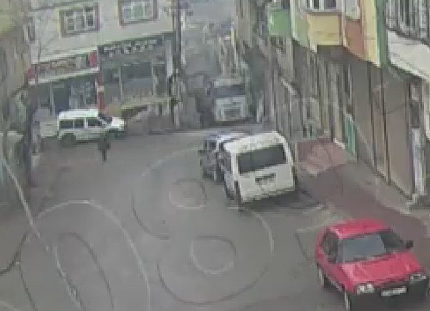Kum Yüklü Kamyon Eve Girdi