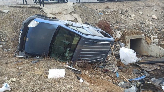 Karşı Şeride Geçen Araç Şarampole Yuvarlandı: 4 Yaralı
