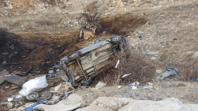 Karşı Şeride Geçen Araç Şarampole Yuvarlandı: 4 Yaralı
