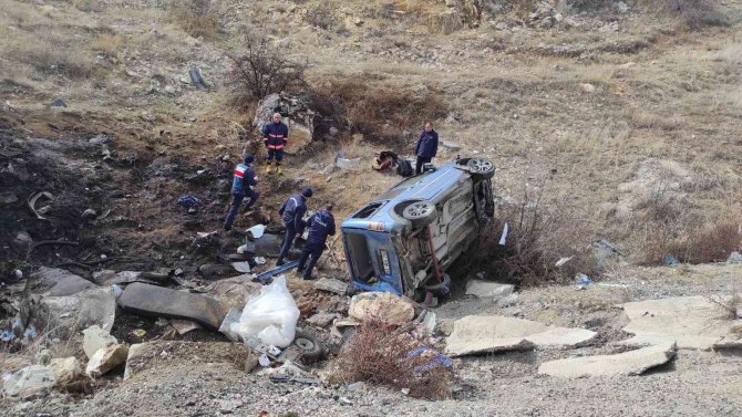 Karşı Şeride Geçen Araç Şarampole Yuvarlandı: 4 Yaralı