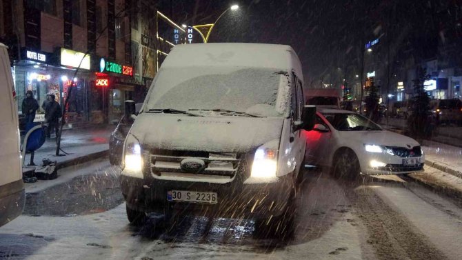 Yüksekova’da Beklenen Kar Yağışı Vatandaşları Sevince Boğdu