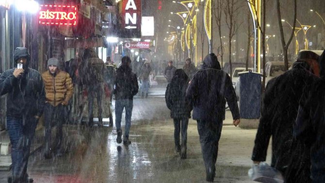 Yüksekova’da Beklenen Kar Yağışı Vatandaşları Sevince Boğdu