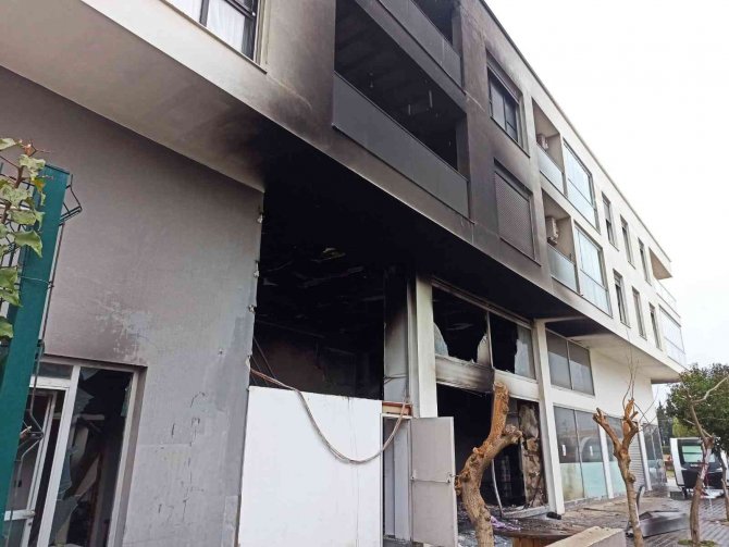 İ̇zmir’de Karavan İmalathanesinde Yangın