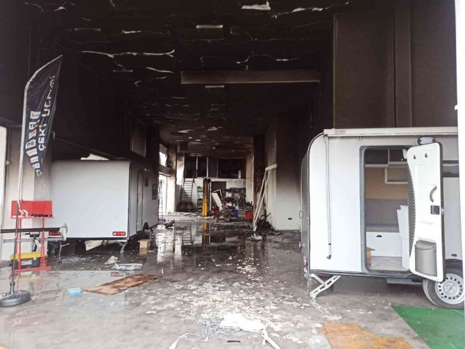 İ̇zmir’de Karavan İmalathanesinde Yangın