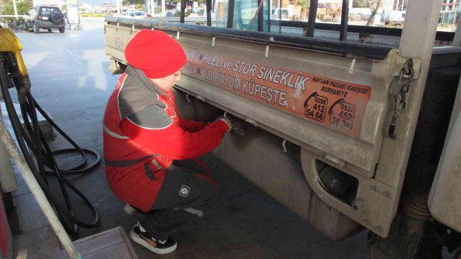 Balıkesir’de Akaryakıt İstasyonunda Kadın Pompacılar İş Başında