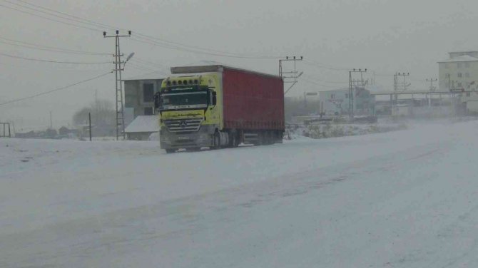 Kars’ta Kayan Tır Refüje Çıktı, Tırlar Yollarda Kaldı