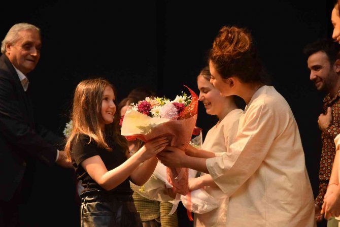 Gençlik Tiyatrosu’ndan Muhteşem Performans
