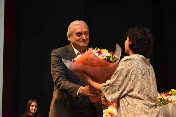 Gençlik Tiyatrosu’ndan Muhteşem Performans