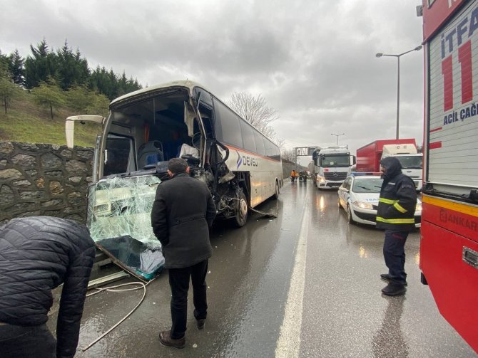Tem’de Aralarında İşçi Servisinin De Bulunduğu Zincirleme Kaza