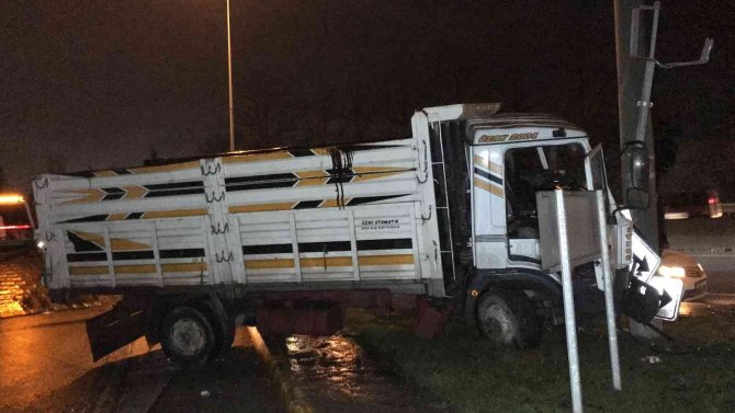 Yön Tabelasının Direğine Çarptı: 2 Yaralı