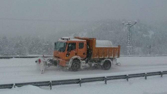 Antalya-konya Karayolunda Kar Kalınlığı 20 Santime Ulaştı, Araçlar Yolda Kaldı