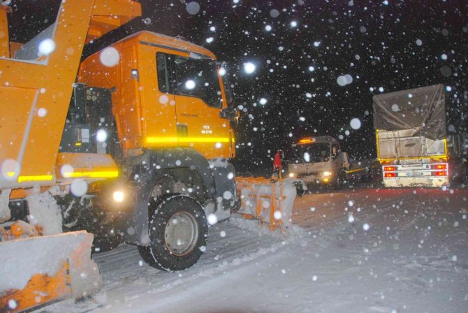 Antalya-konya Karayolunda Kar Kalınlığı 20 Santime Ulaştı, Araçlar Yolda Kaldı