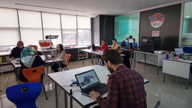 Kütahya’da “Kendin Yap Öğretmenim” Projesi Çerçevesinde Öğretmenlere Eğitim