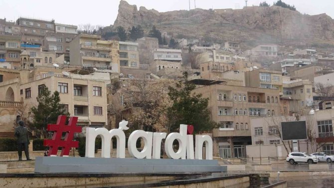 Mardin’de Yılın İlk Karı Lapa Lapa Yağdı