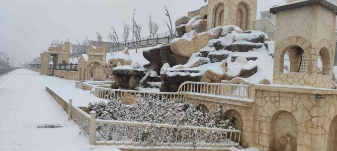 Bingöl’de Beklenen Kar Yağdı, Şehir Beyaza Büründü