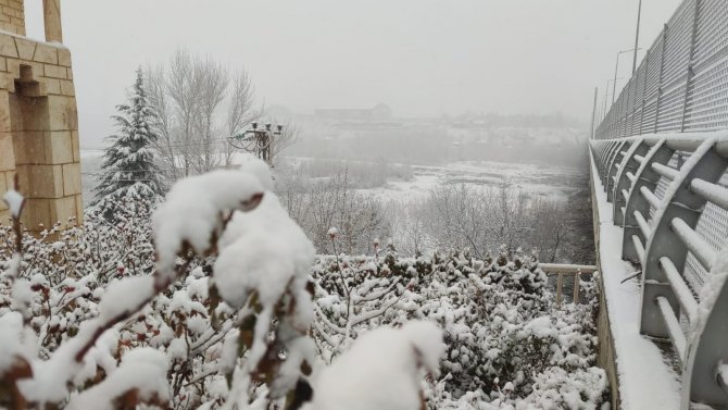 Bingöl’de Beklenen Kar Yağdı, Şehir Beyaza Büründü