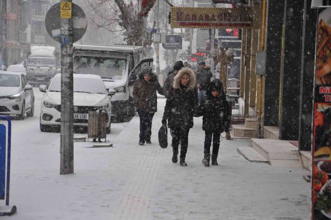 Meteoroloji Uyarmıştı, Kars’ta Kar Yağışı Başladı