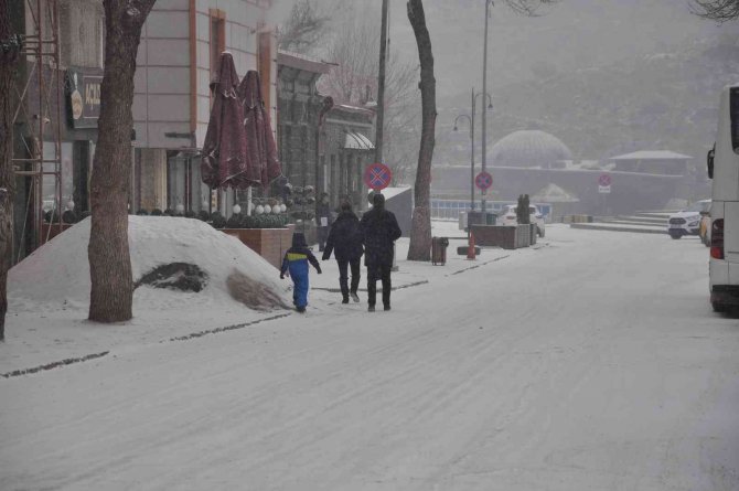 Meteoroloji Uyarmıştı, Kars’ta Kar Yağışı Başladı