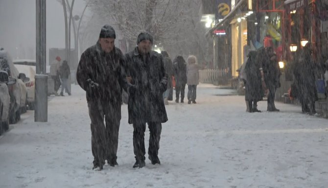 Muş’ta Kar Yağışı Sevinçle Karşılandı