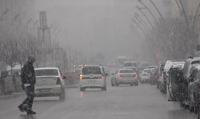 Muş’ta Kar Yağışı Sevinçle Karşılandı