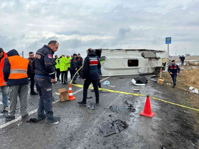 Niğde’de Midibüs Devrildi: 1 Ölü, 27 Yaralı