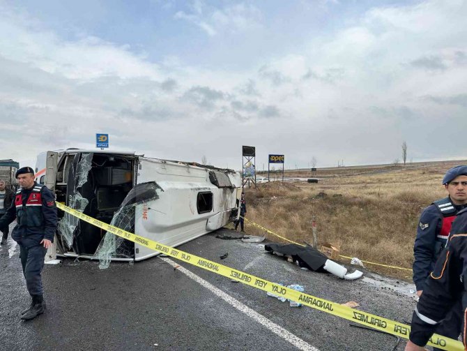 Niğde’de Midibüs Devrildi: 1 Ölü, 27 Yaralı