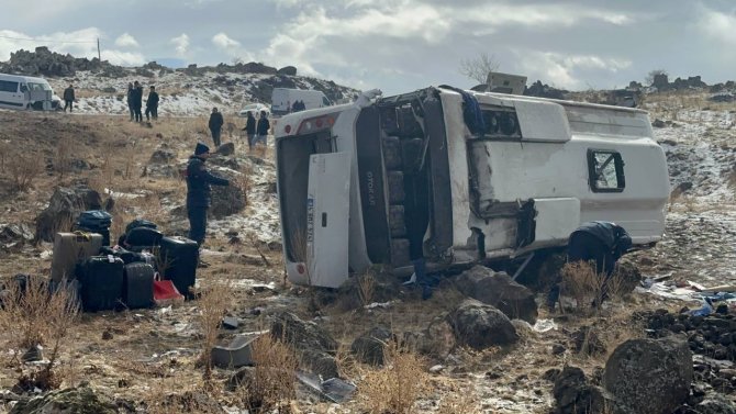 Uruguaylı Turistleri Taşıyan Midibüs Şarampole Devrildi: 14 Yaralı