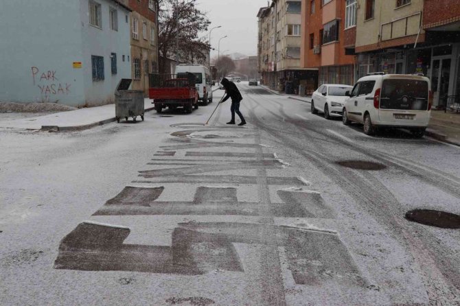 Oltu İlçe Merkezine Yılın İlk Karı Yağmaya Başladı