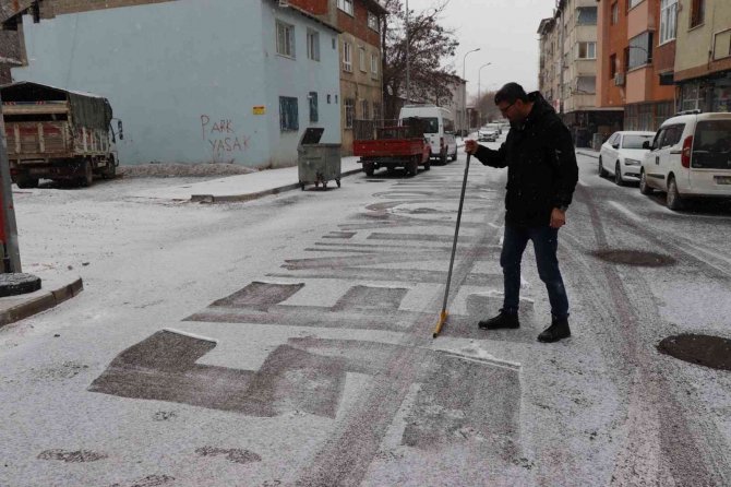 Oltu İlçe Merkezine Yılın İlk Karı Yağmaya Başladı