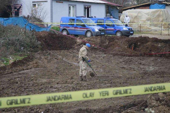 Jandarma Dedektörle Cinayetin İşlendiği Suç Aletini Arıyor
