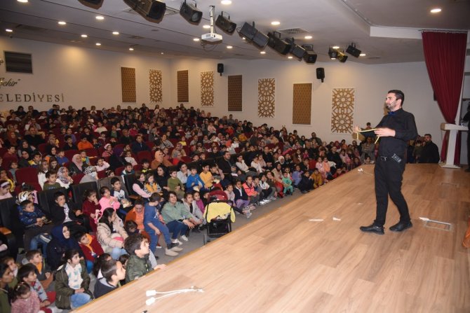 Osmaniye’de Çocuklar, İllüzyon Gösterisiyle Doyasıya Eğlendi