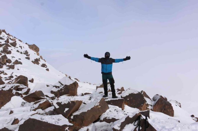 Türkiye’nin En Yüksek Üçüncü Dağına Zorlu Tırmanış