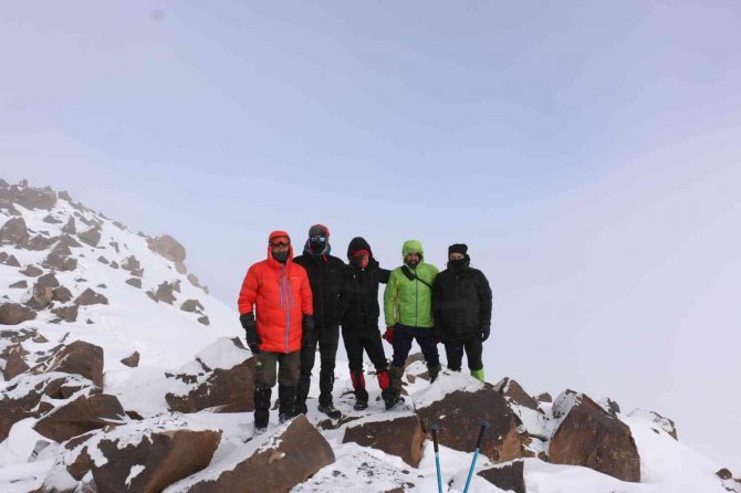 Türkiye’nin En Yüksek Üçüncü Dağına Zorlu Tırmanış
