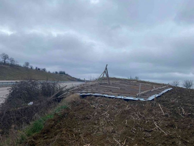 Fırtına Etkili Oldu Çatı Uçtu