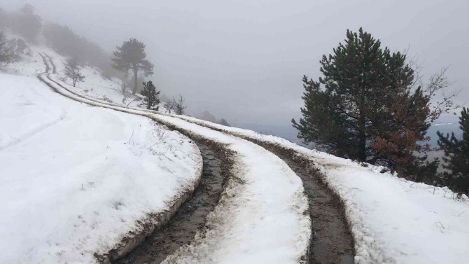 Sındırgı’da Yoğun Yağmur Ve Yüksek Kesimlerde Kar Etkili Oldu