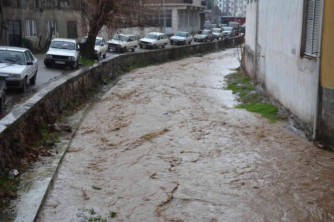 Sındırgı’da Yoğun Yağmur Ve Yüksek Kesimlerde Kar Etkili Oldu