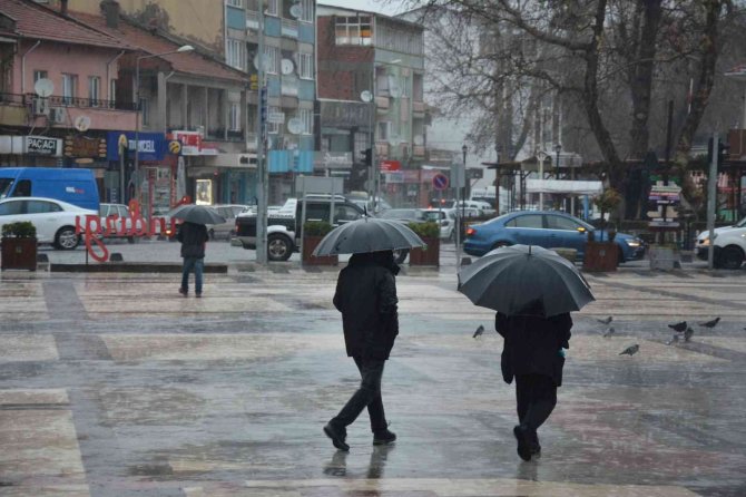 Sındırgı’da Yoğun Yağmur Ve Yüksek Kesimlerde Kar Etkili Oldu