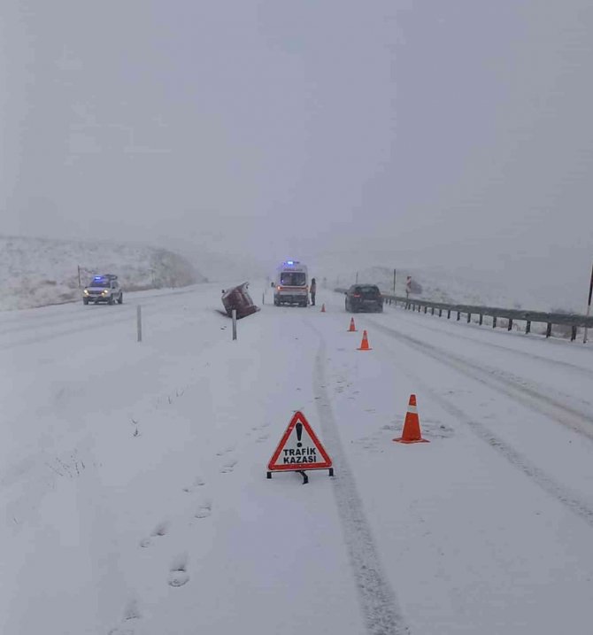 Kar Yağışı Kazayı Beraberinde Getirdi: 4 Yaralı