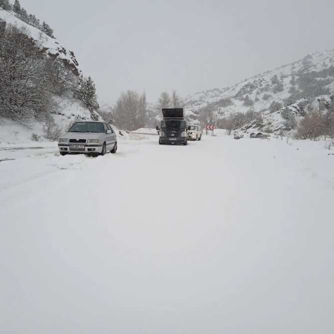 Kar Yağışı Nedeniyle 2 Yerleşim Yeri Ulaşıma Kapandı