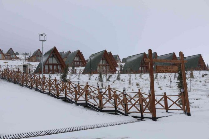 Yıldız Dağı Kayak Merkezinde Kar Kalınlığı 15 Santimetreye Ulaştı