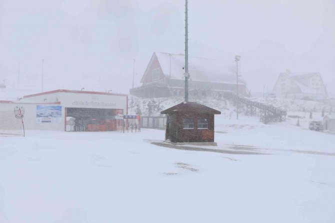 Yıldız Dağı Kayak Merkezinde Kar Kalınlığı 15 Santimetreye Ulaştı