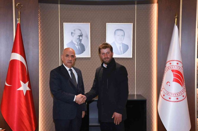 Tarım Ve Orman Bakanı Kirişci, Yanık Sesli Çoban Tarık Kara’yı Ağırladı