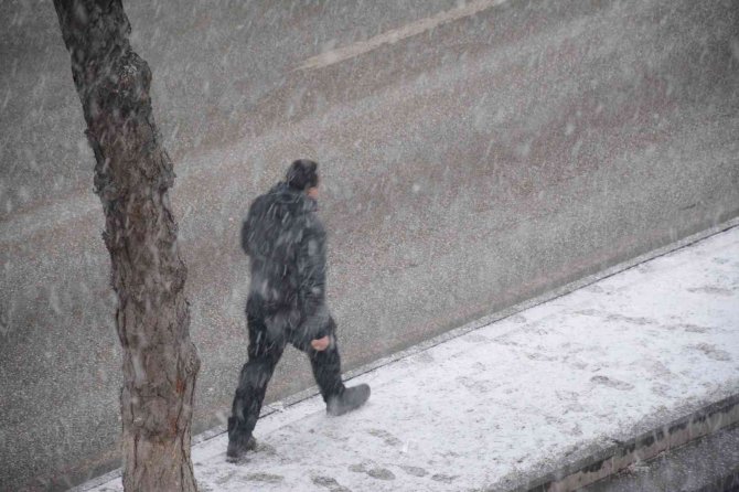 Tatvan’da Kar Yağışı Başladı