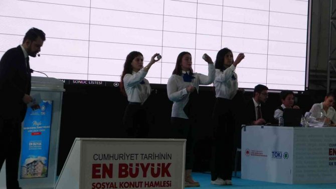 Muğla Toki̇ Konutları Kurasında Gözyaşlarını Tutamadı