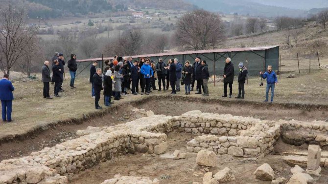 Tümbi̇kon Üyeleri 8 Bin Yıllık Antik Kenti Gezdi