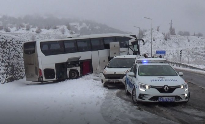 Tunceli’de Kayganlaşan Yolda Kaza: Otobüs Yoldan Çıktı