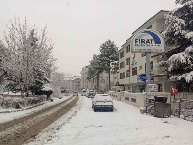 Tunceli’de Özlenen Kar Yağışı Başladı