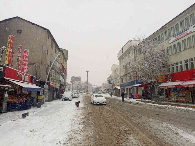 Tunceli’de Özlenen Kar Yağışı Başladı