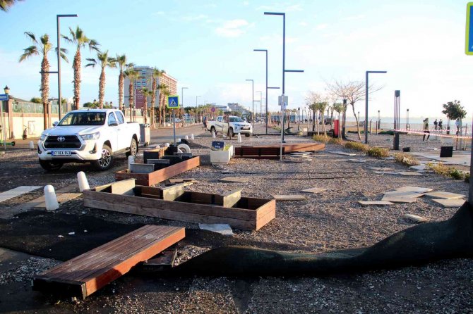 Antalya’da Fırtına, Dünyaca Ünlü Sahili Savaş Alanına Çevirdi