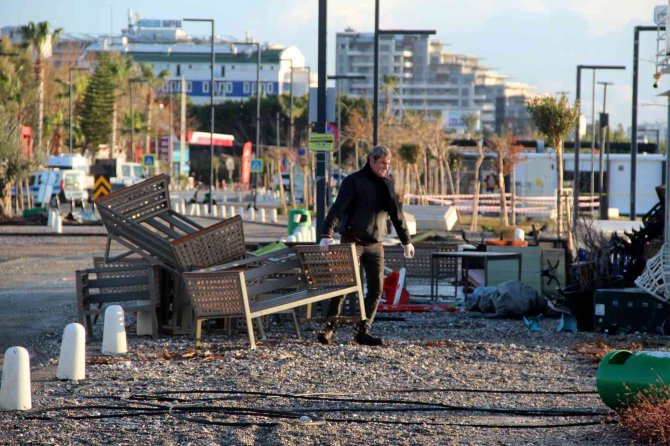 Antalya’da Fırtına, Dünyaca Ünlü Sahili Savaş Alanına Çevirdi